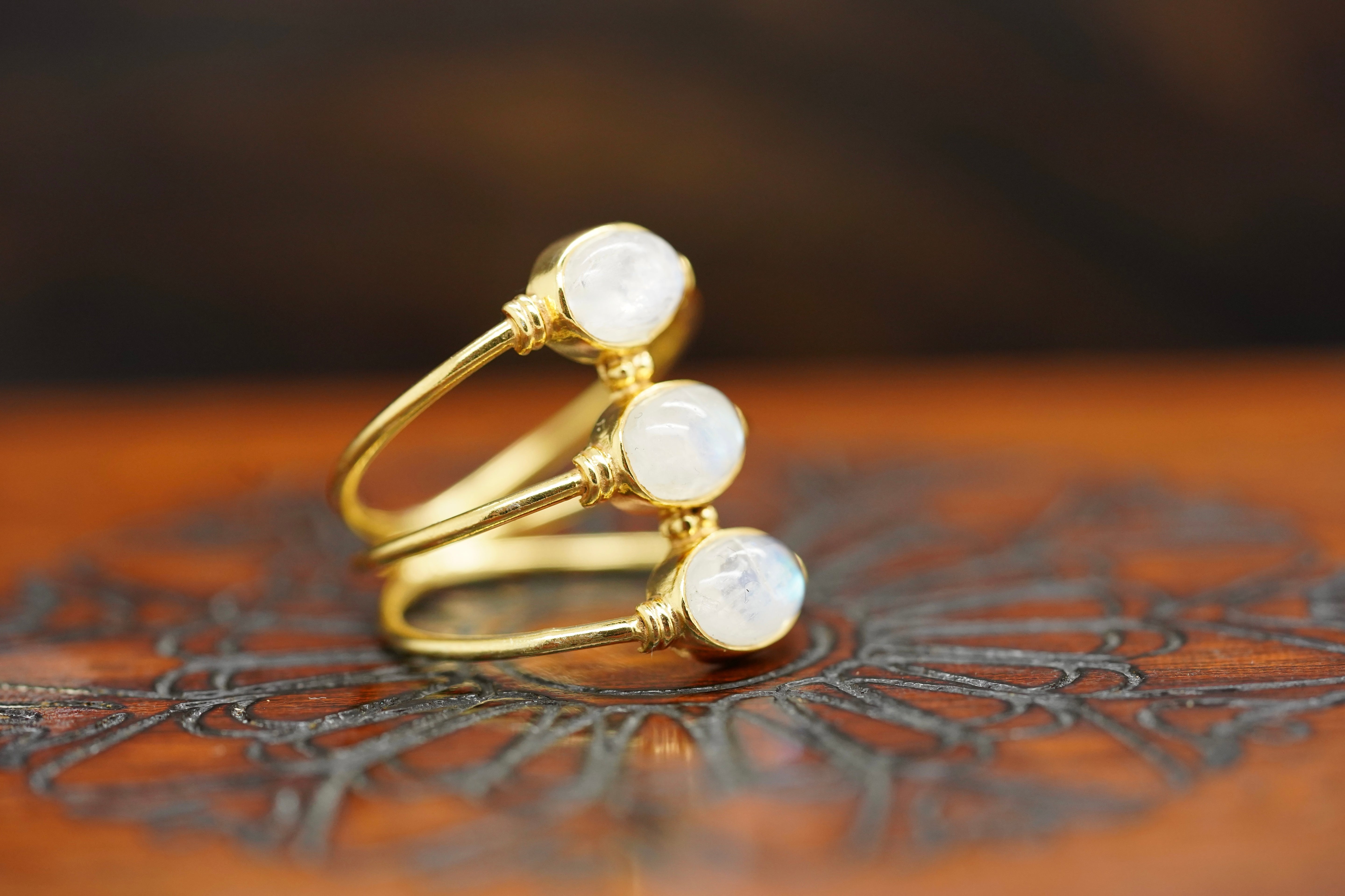 mondstein ring, mondstein ring gold, edelstein ring, doli Ring, ring aus mondstein, Edelstein ring, ring mondstein, ring vergoldet, vergoldeter ring, goldener ring schmuck, Edelstein ring
