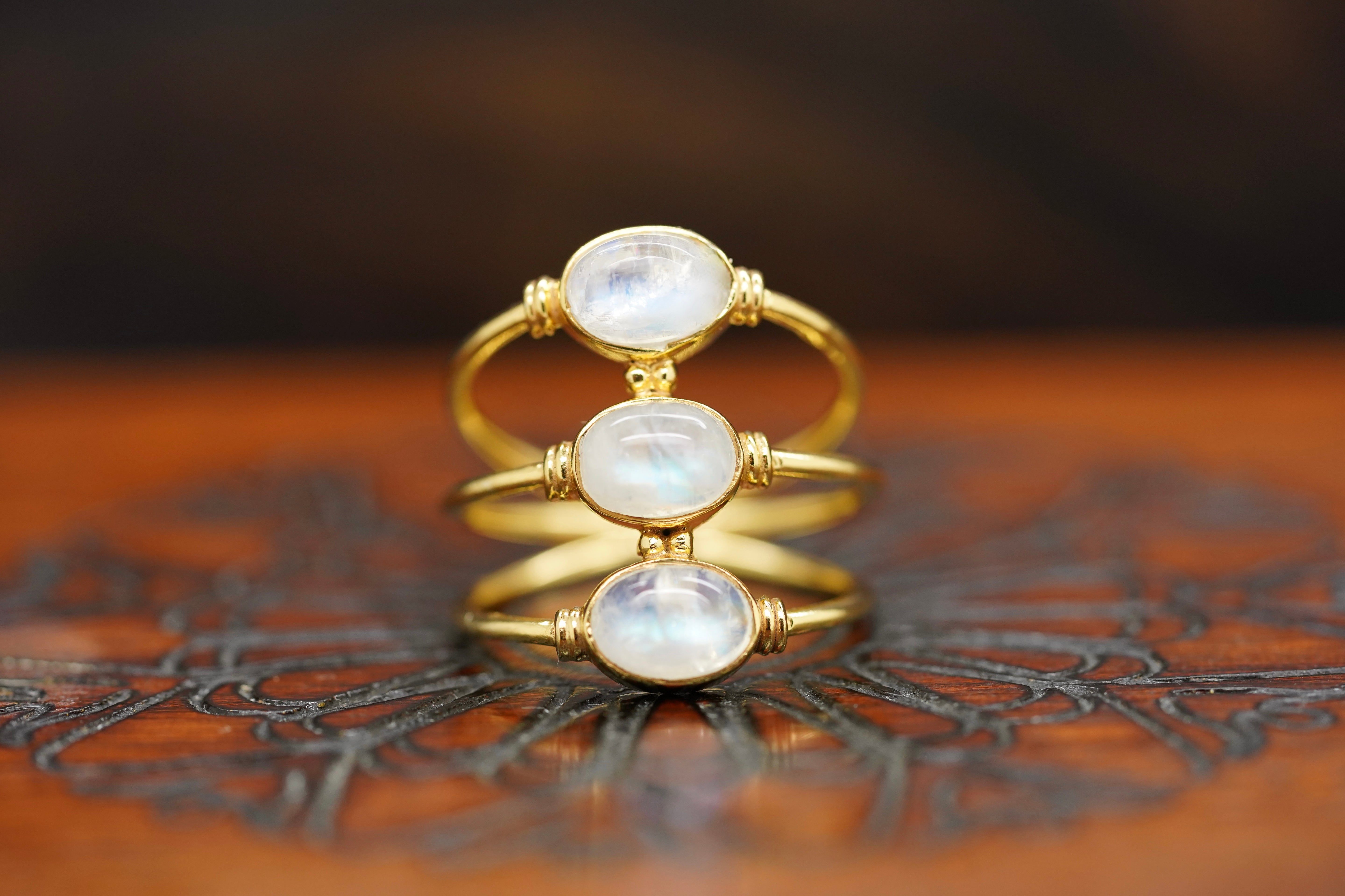 mondstein ring, mondstein ring gold, edelstein ring, doli Ring, ring aus mondstein, Edelstein ring, ring mondstein, ring vergoldet, vergoldeter ring
