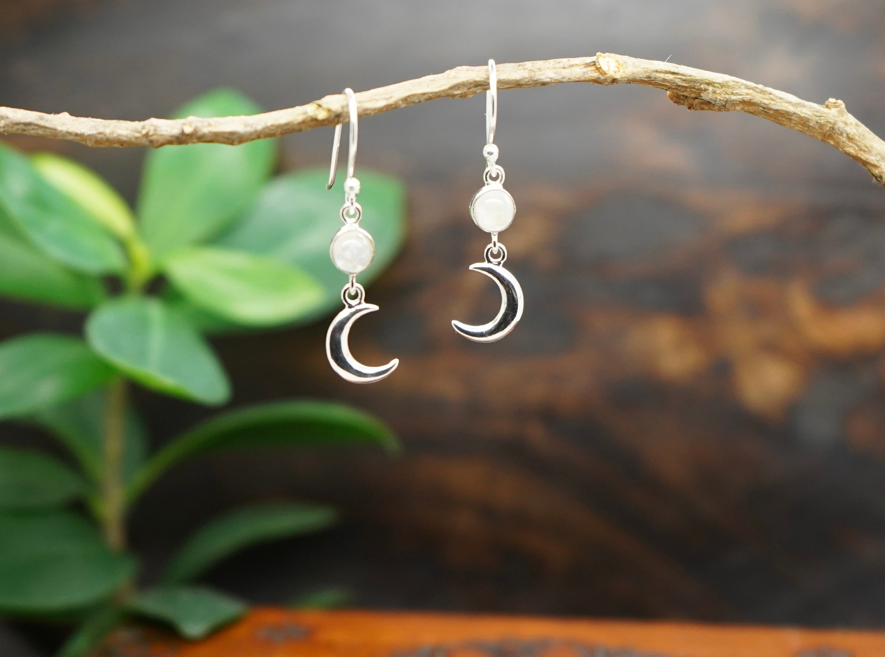 ohrringe mit mondstein, Mondstein Ohrringe, ohrringe silber mondstein, ohrringe mondstein, edelstein ohrringe, ohrringe edelstein, ohrringe silber mit edelstein, jaci ohrringe, ohrringe silber, mond ohrringe
