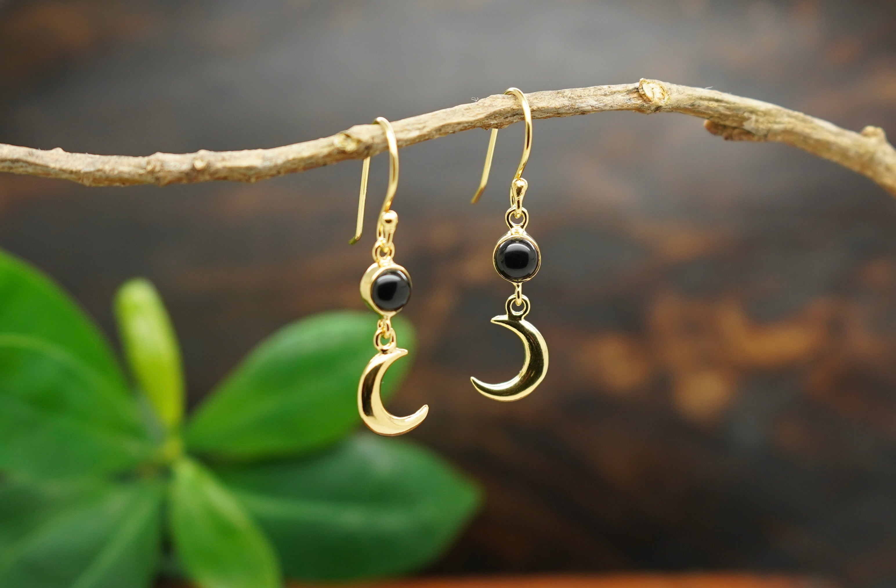 onyx ohrringe, onyx ohrringe hängend, gold ohrringe mit onyx, onyx ohrringe gold, edelstein ohrringe, ohrringe edelstein, jaci ohrringe, ohrringe gold, mond ohrringe
