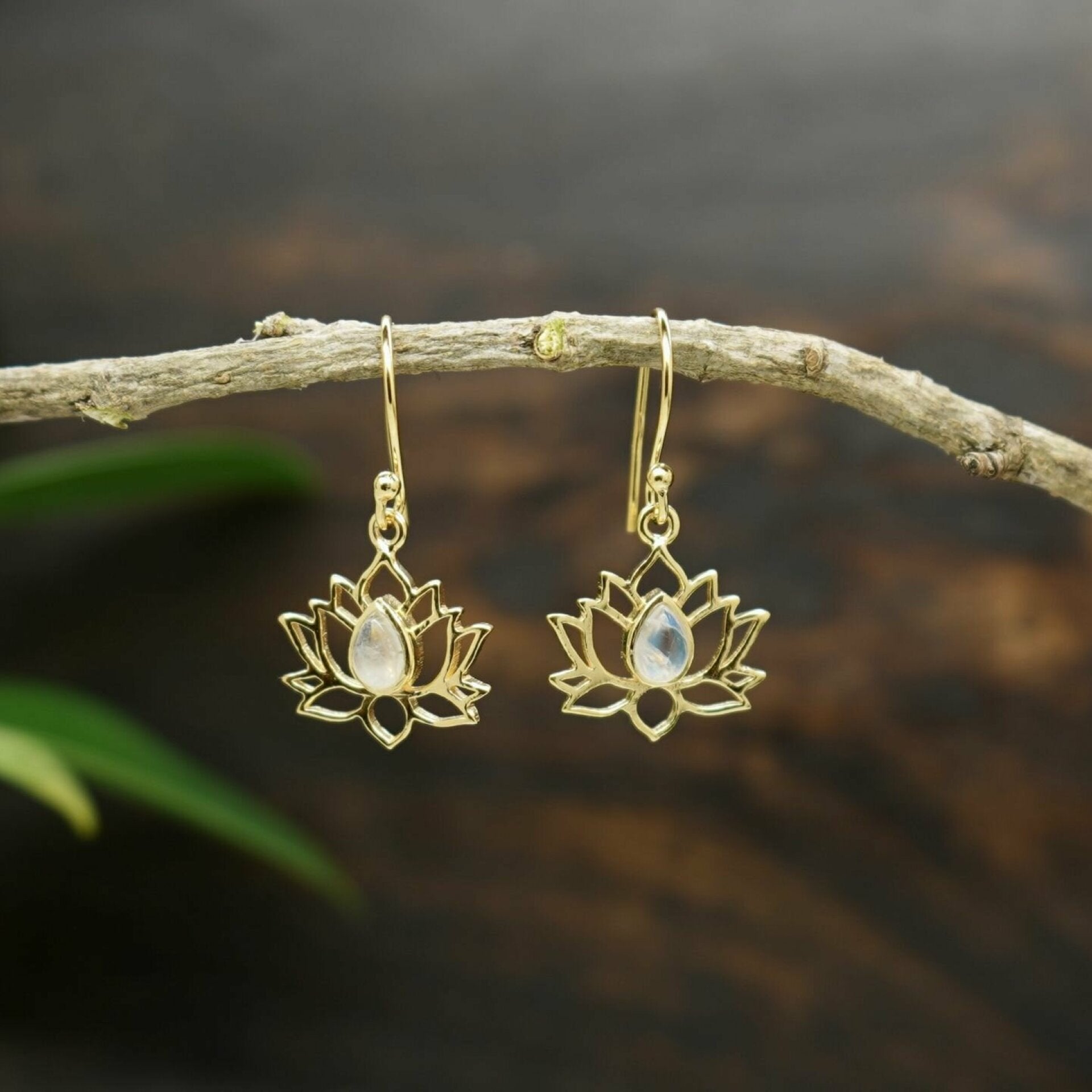 ohrringe mit mondstein, Mondstein Ohrringe, ohrringe gold mondstein, ohrringe mondstein, edelstein ohrringe, ohrringe edelstein, ohrringe gold mit edelstein, lotus hurit ohrringe
