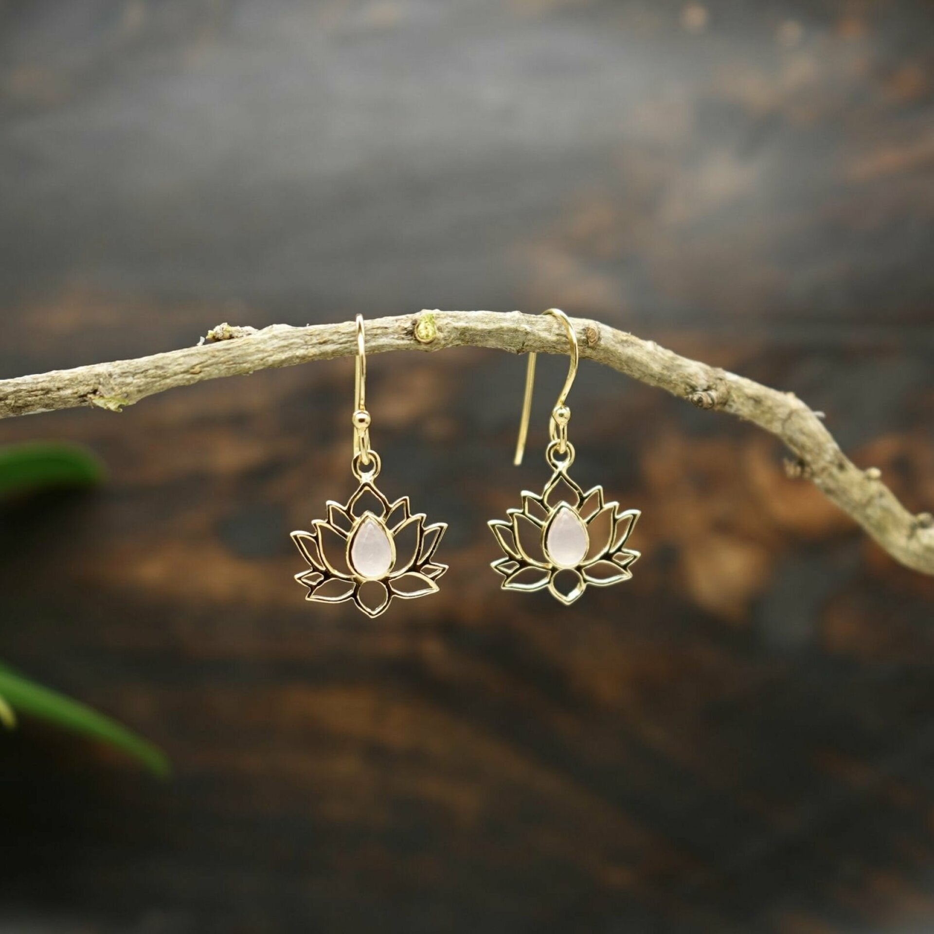 rosenquarz ohrringe, ohrringe rosenquarz,  rosenquarz ohrringe gold, ohrringe gold rosenquarz, lotus ohrringe, ohrringe lotus, lotus ohrringe gold, edelstein ohrringe, ohrringe edelstein, lotus hurit ohrringe

