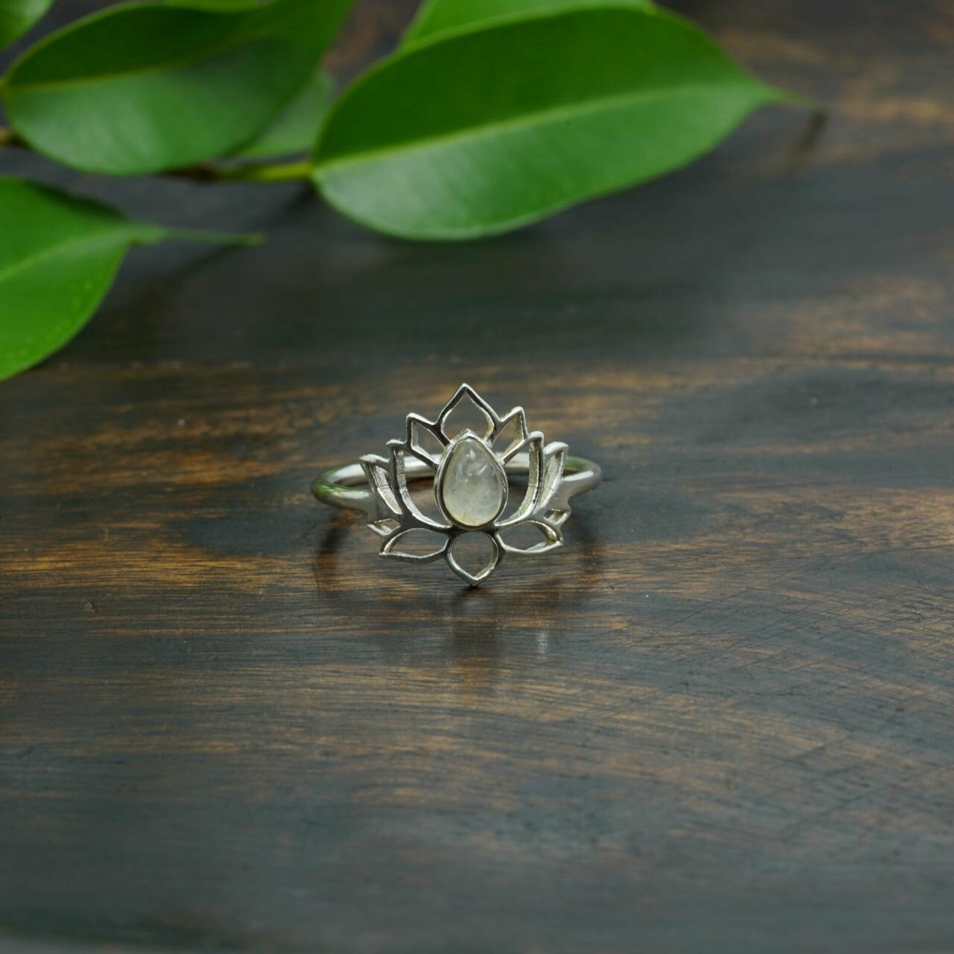 mondstein ring, mondstein ring silber, edelstein ring, lotus ring, lotus hurit ring, silber ring, ring aus mondstein, ring mondstein
