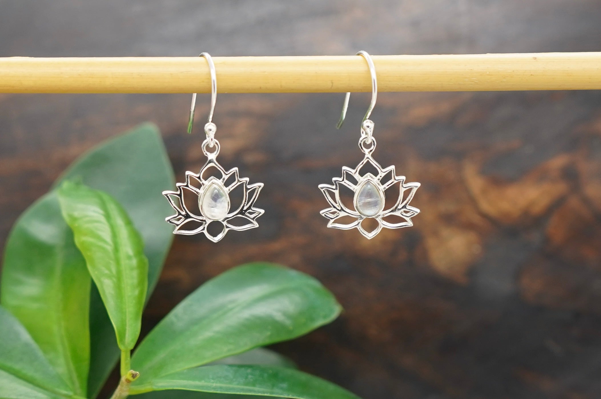 ohrringe mit mondstein, Mondstein Ohrringe, ohrringe silber mondstein, ohrringe mondstein, edelstein ohrringe, ohrringe edelstein, ohrringe silber mit edelstein, lotus ohrringe, ohrringe lotus
