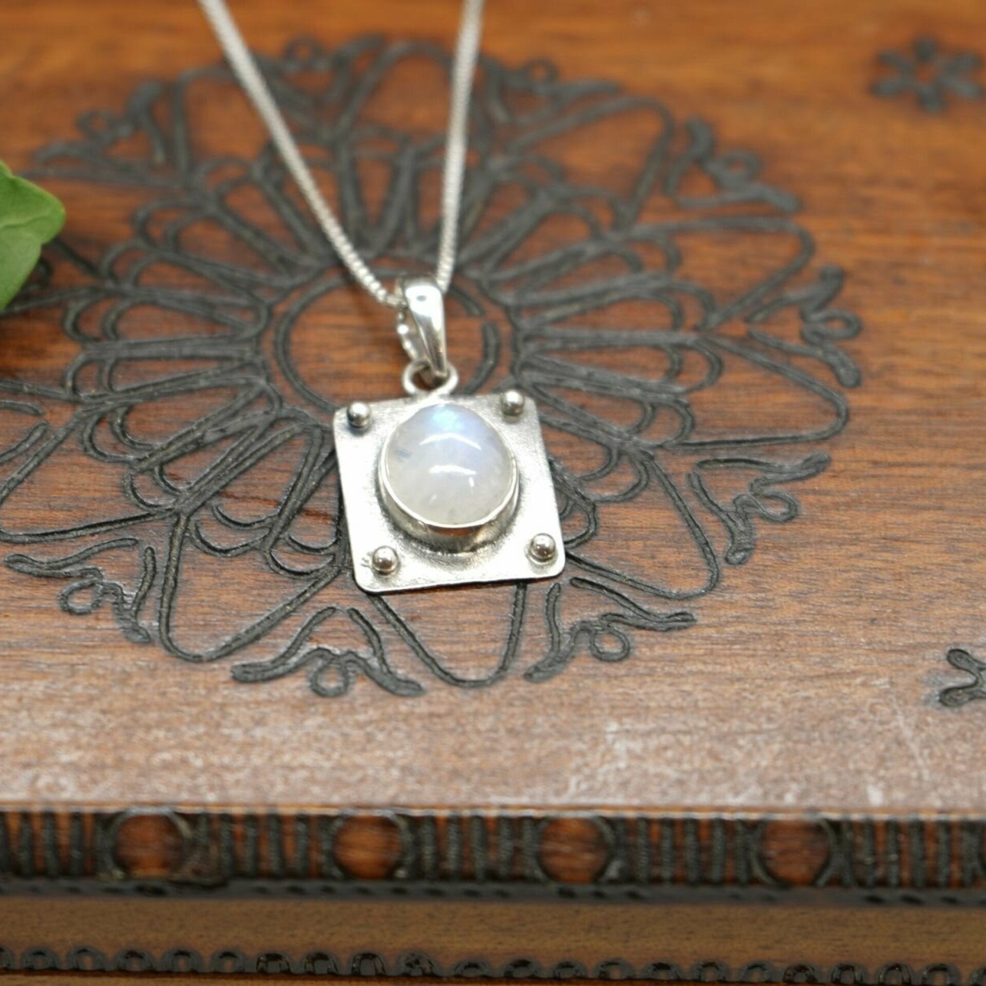 mondstein kette, mondstein anhänger,
mondstein schmuck, mondstein-schmuck,
mondsteinschmuck, mondstein kettenanhänger, edelstein kette, silber kette, kette silber, silber kette damen, 925 silber kette, mai kette