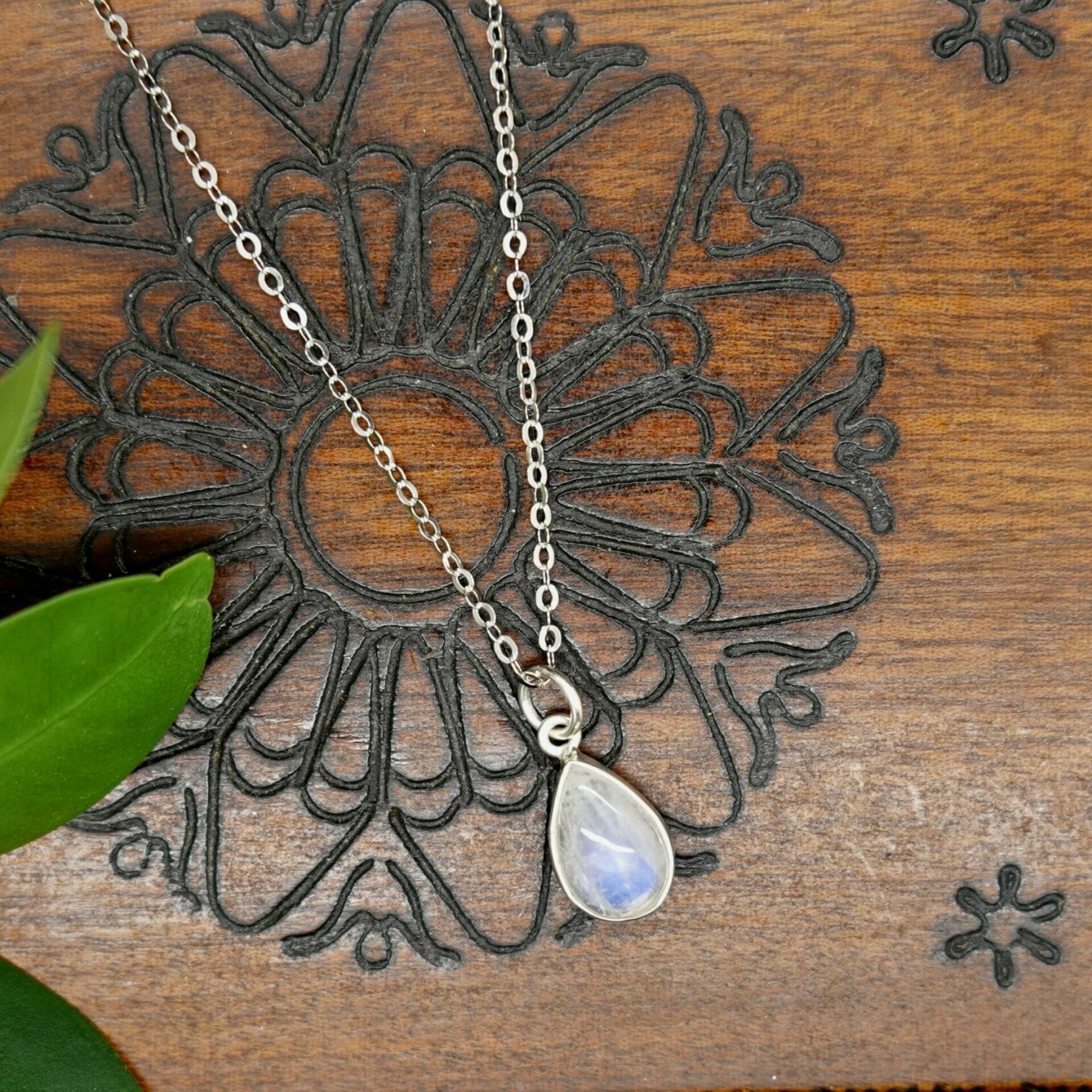 mondstein kette, mondstein anhänger,
mondstein schmuck, mondstein-schmuck,
mondsteinschmuck, mondstein kettenanhänger, edelstein kette, silber kette, kette silber, silber kette damen, 925 silber kette, onida kette
